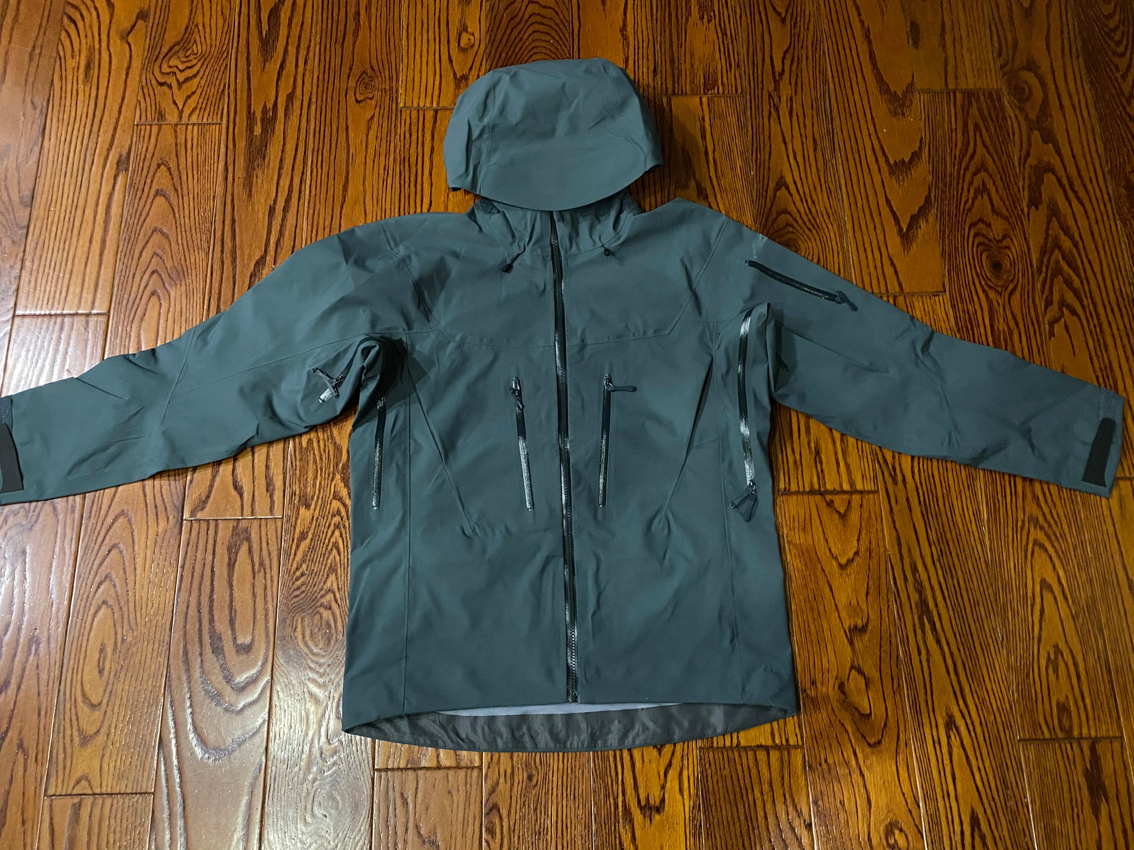 Men's Lightweight Polyester Rain Jacket Outdoor  Windbreaker With Logo High Quality Hooded Coat for Travel & Hiking Loose Fit