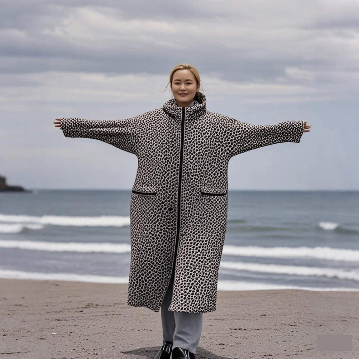 Universal Polyester Fashion Foldable Lightweight Waterproof Windproof Rain Jacket Coat for Daily Wear Travel Outdoor Activities